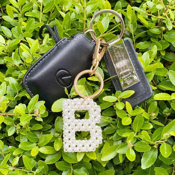 Hand Knitted Retro Pearl Initial Key Chain - Picture 5 of 16